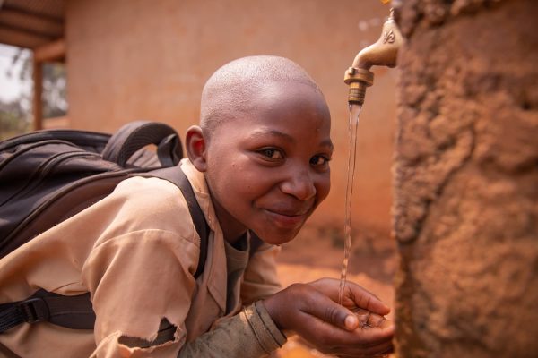 black-schoolchild-collects-water-with-his-hands-fr-2025-03-09-15-08-30-utc-1.jpg